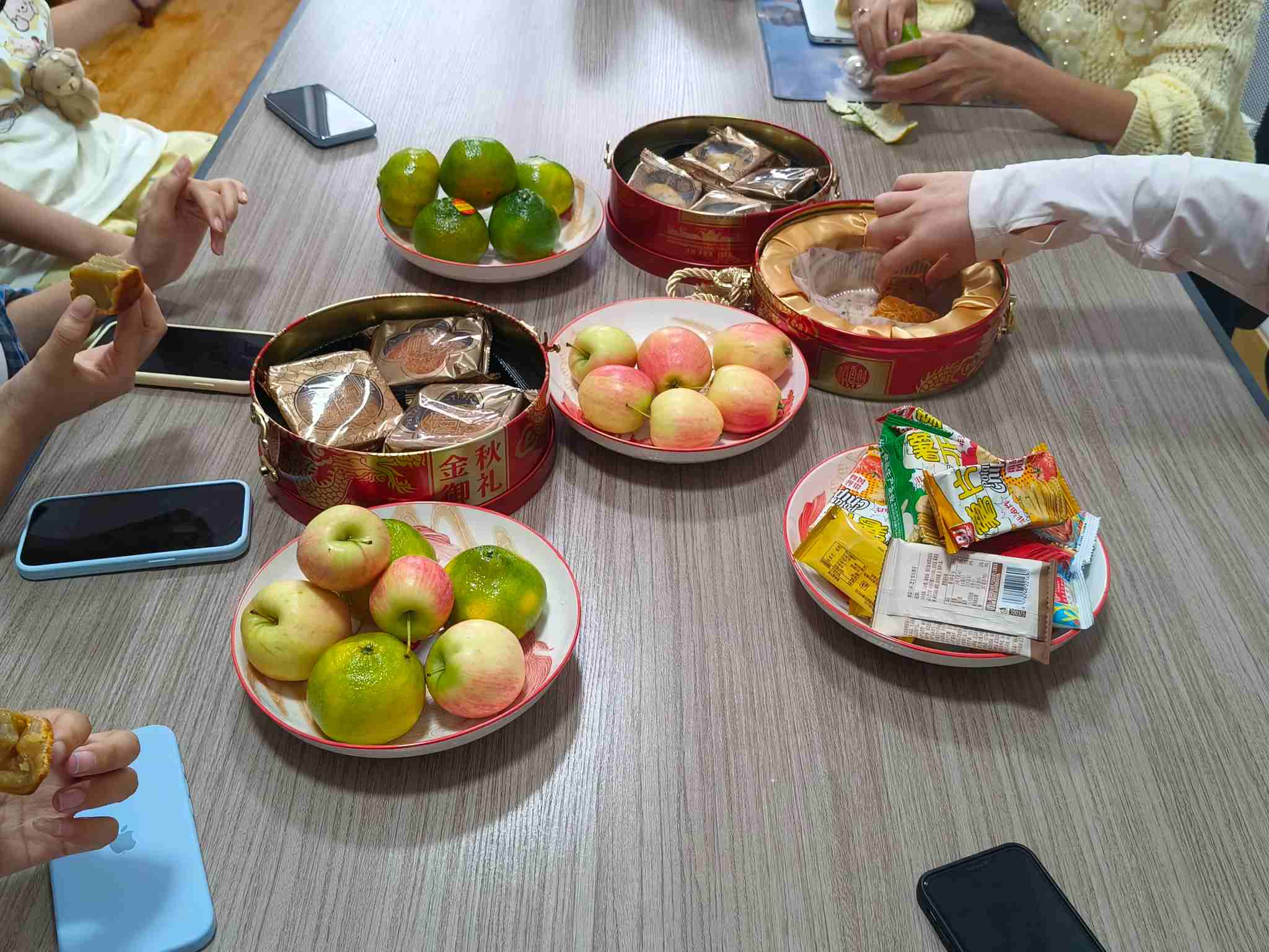 జెమిజియా వెచ్చని మధ్యాహ్నం టీ కలిగి ఉంది