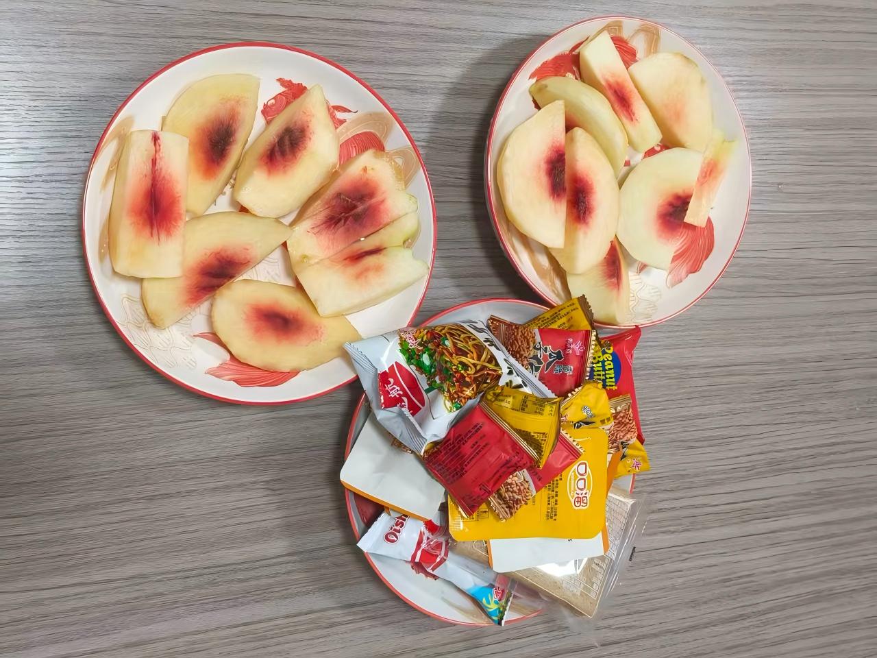 పీచెస్ మరియు స్నాక్స్ జెమిజియా మధ్యాహ్నం వరకు శక్తినిచ్చాయి