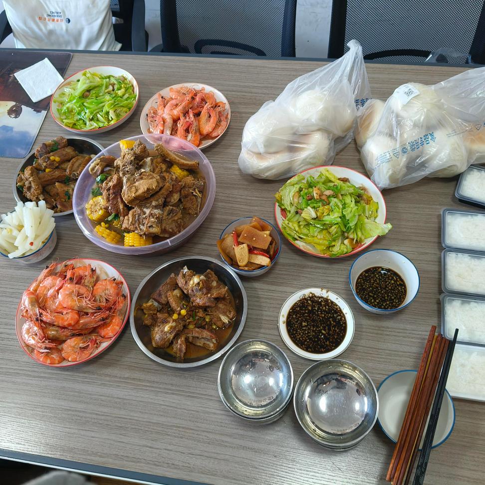 బాస్‌లు అందరికీ భోజనం వండుతారు!