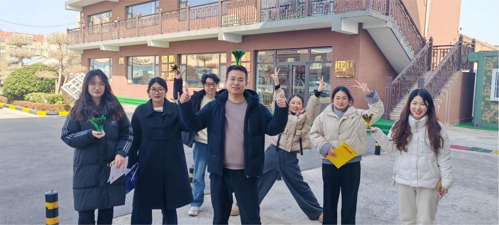 Zemeijia లైవ్లీ షటిల్ కాక్ కిక్కింగ్ యాక్టివిటీ.