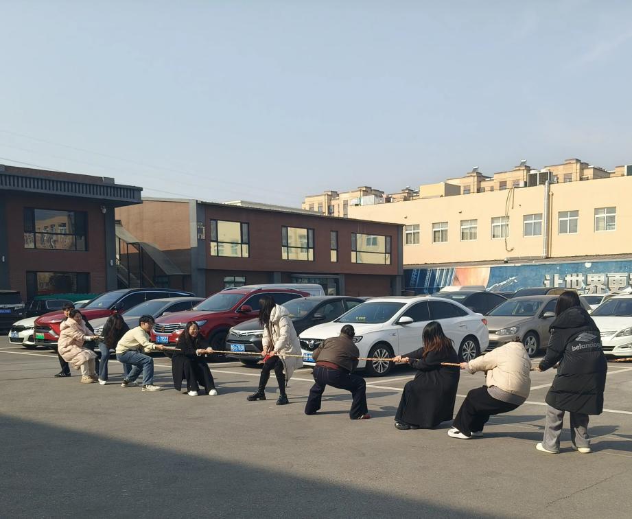 జెమీజియా వద్ద నూన్ టగ్-ఆఫ్-వార్ మరియు జంప్ రోప్